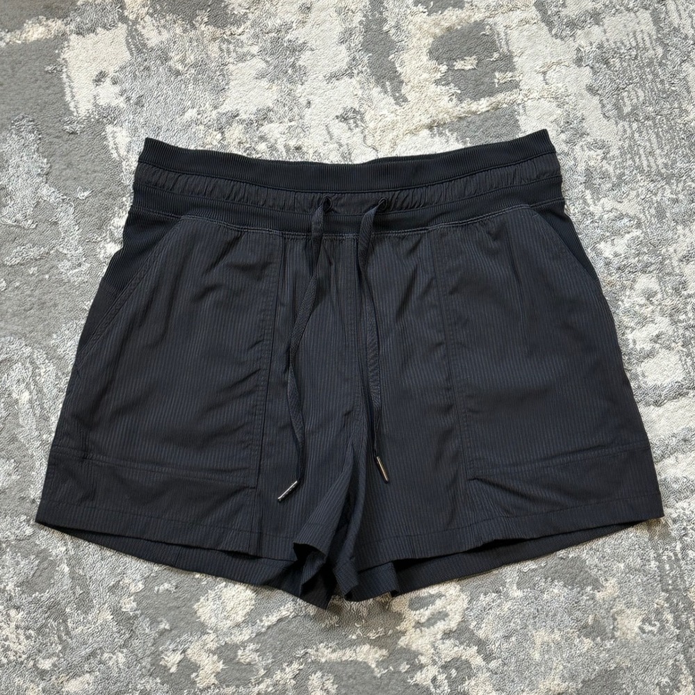 Lululemon Sz 6 Dance Studio High-Rise Short 3.5" Ribbed Black Pinatripe